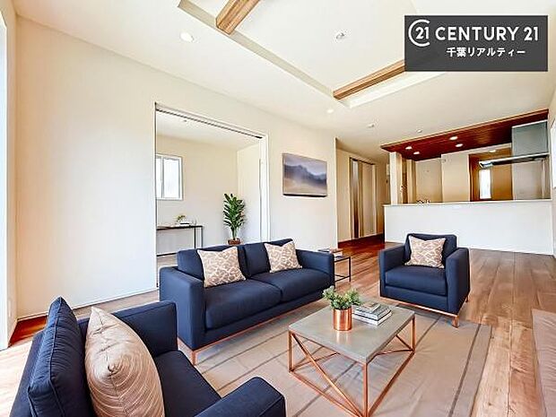 家具はCGパースです。心地良いリビングは家族が自然と集まります。家族団欒の時間が増えそうです。ご家族と、より一層充実した時間を過ごせそうですね。