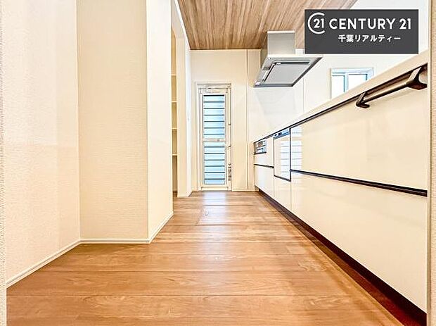 勝手口のあるキッチンは、暮らしにゆとりをもたらす嬉しい仕様。室内にニオイがこもりにくく、快適な住環境を保てます。