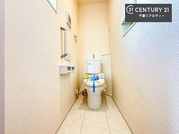 1・2階にトイレがございます！朝の忙しい時間帯も待たずにすみそうですね。白を基調とした清潔感のあるトイレでお手入れがしやすいです！