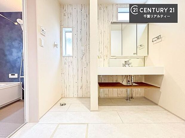 オープンタイプの洗面台は、おしゃれで溝がなくお手入れがしやすい魅力的な洗面台です！毎日の身支度が快適！