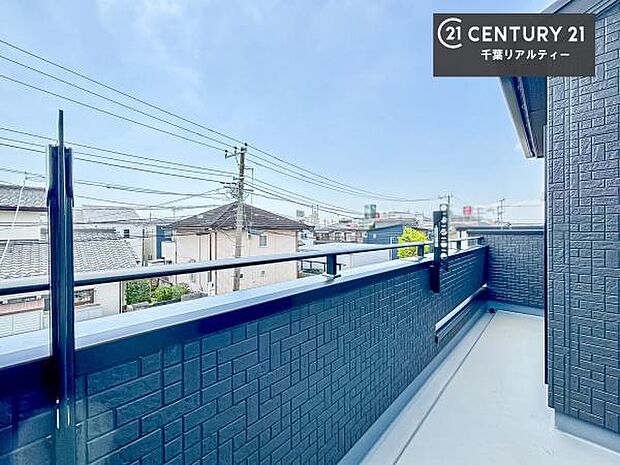 広々としているバルコニーです！お洗濯物を干すのはもちろん風に当たりながらくつろぎタイムが送れます！