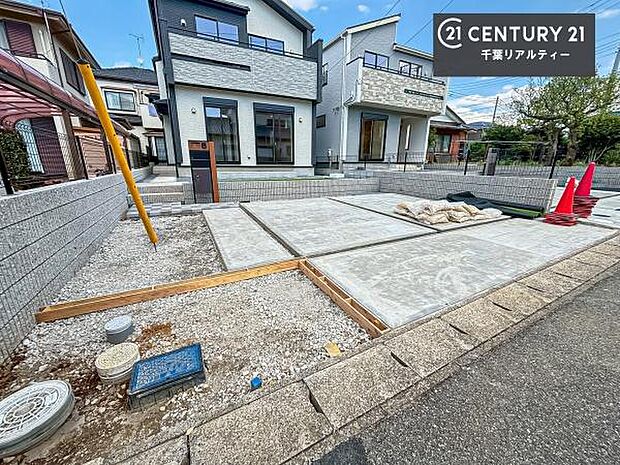 駐車スペースは2台分あります！セカンドカーはもちろん、バイクや自転車なども置き場所に困りません。