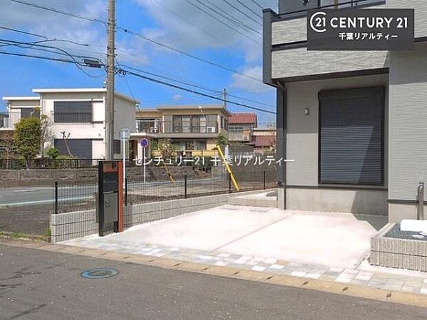 駐車スペースは2台分あります！セカンドカーはもちろん、バイクや自転車なども置き場所に困りません。