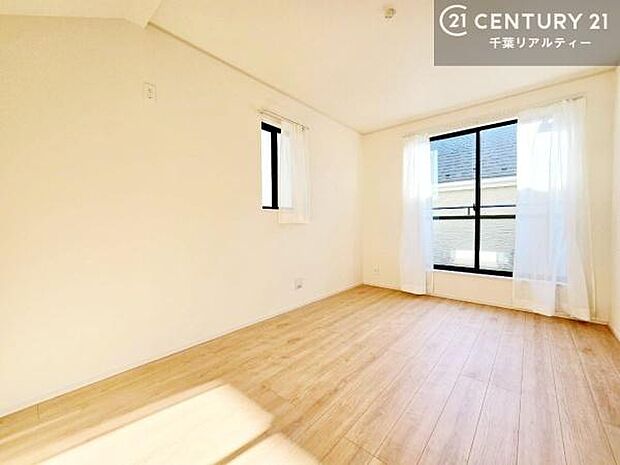 バルコニーに面している洋室です。明るく温もりがあり、換気もしっかりできます！朝起きて、外に出て背伸びをしつつ深呼吸をし良い朝を迎え入れることができます。