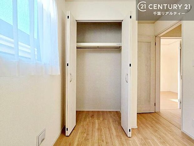 収納スペースがついています！居室をスッキリ整頓する事ができますね。家具を選ばないシンプルなデザインの為、家具を選ばずお気に入りの空間作りができそうですね。