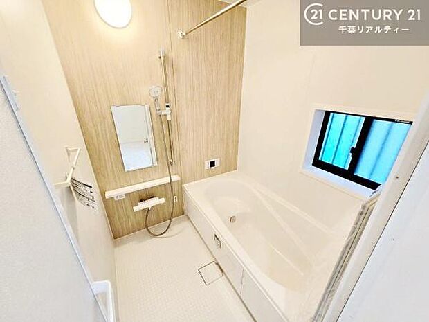 窓からのやわらかな光が差し込む浴室は、換気もしやすく快適。ゆとりある浴槽で、上質なリラックスタイムをお楽しみいただけます。