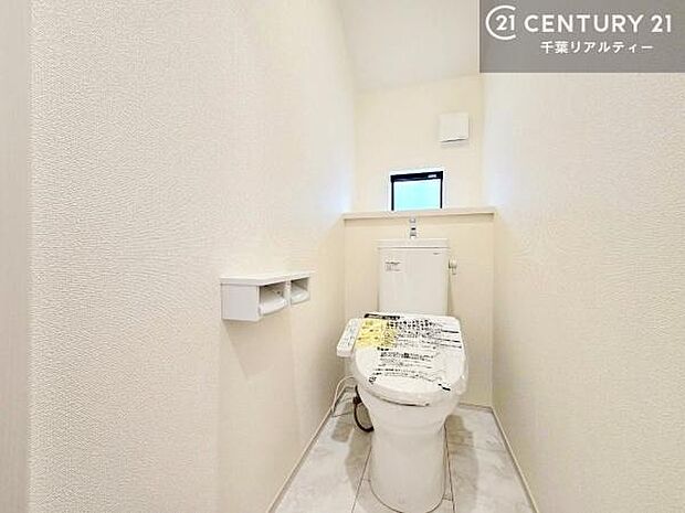 1・2階にトイレがございます！朝の忙しい時間帯も待たずにすみそうですね。白を基調とした清潔感のあるトイレでお手入れがしやすいです！