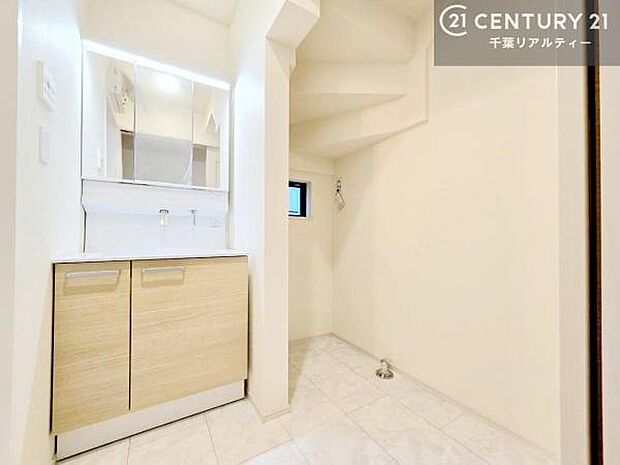 小窓付きの明るい洗面室です！湿気もすぐに入れ替えができて清潔に保つことができます！自然光が差し込むのでお化粧の仕上がりも良くなりますね！