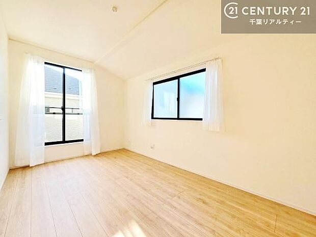 2面採光を確保した明るい室内は、風通しも良く、明るく大変居心地の良い空間となっております。リラックスして過ごせる心地の良いお部屋です！朝の目覚めがスッキリしますね！