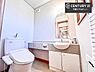 トイレ：トイレ内には、手洗いスペースが付いています！扉を触る前に手が洗えるので衛生的ですね！
