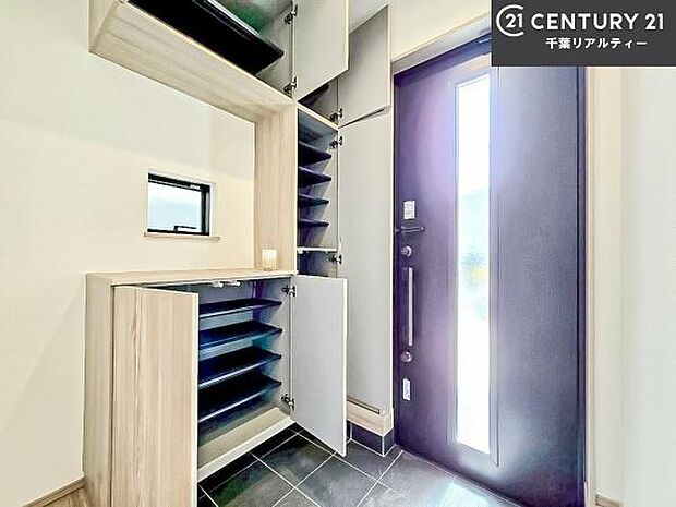 シューズボックス付き。玄関が片付きお掃除がしやすいです！スッキリした玄関で戸を開けた瞬間、清潔感のある心地いい空間が出迎えてくれます。