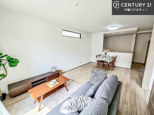 大きな窓からたっぷりの陽ざしが入る明るいリビング。開放感のあるリビングで家族団らんのくつろぎの時間を過ごせます！