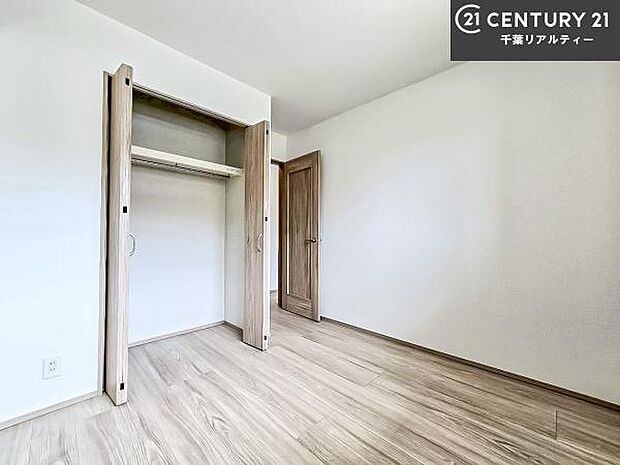 優しい光が差し込む洋室は、朝の目覚めも気持ちが良さそうですね。おうち時間もゆったりと過ごすことができます。優しい色合いのフローリングがどんな家具にもマッチします！