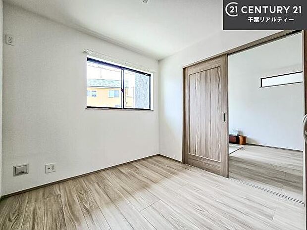 窓からたっぷり光が入り、風通しも良好なため、快適に過ごせる空間です。子ども部屋としても最適で、学習スペースや遊び場としても活用できます。