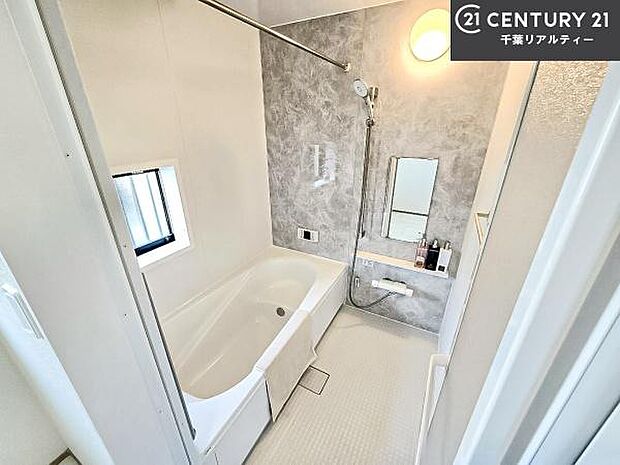 落ち着きある大人の雰囲気のバスルームは、味が出ていてバスタイムが充実！お仕事頑張っているご褒美にお好みの香りの入浴剤を入れて、楽しんでみてはいかがでしょうか？