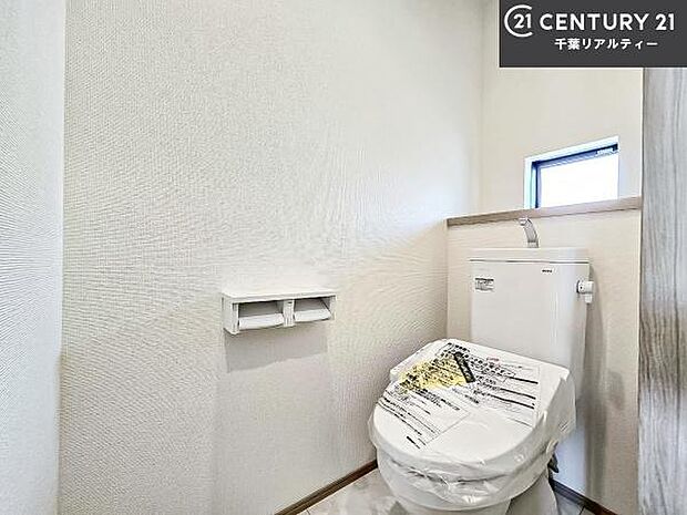 1・2階にトイレがございます！朝の忙しい時間帯も待たずにすみそうですね。白を基調とした清潔感のあるトイレでお手入れがしやすいです！