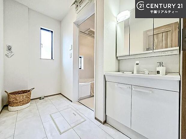 小窓付きの明るい洗面室です！湿気もすぐに入れ替えができて清潔に保つことができます！自然光が差し込むのでお化粧の仕上がりも良くなりますね！