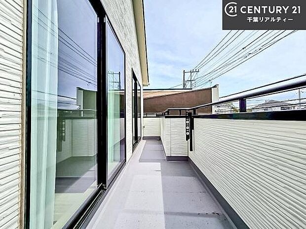 陽当たりの良いバルコニーで、お洗濯物もよく乾きそうですね！お天気の良い日にはバルコニーへ出てリフレッシュするのも気持ちよさそうです。