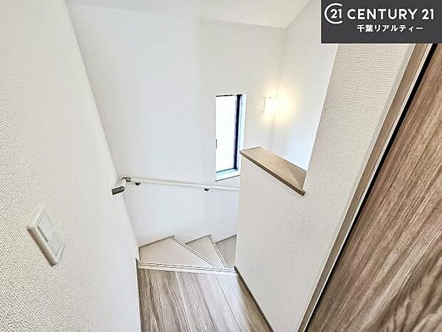 階段は明るく手摺りもついています！お子様やご年配の方も安心してご利用頂けますね！