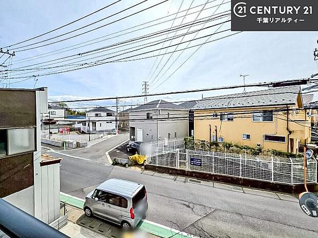 落ち着きある住宅街です！周囲には高い建物がなく、空が広く開放感があり、陽当たりを大きく遮られることもありません！気持ちの良い風が通り抜ける街並みです！