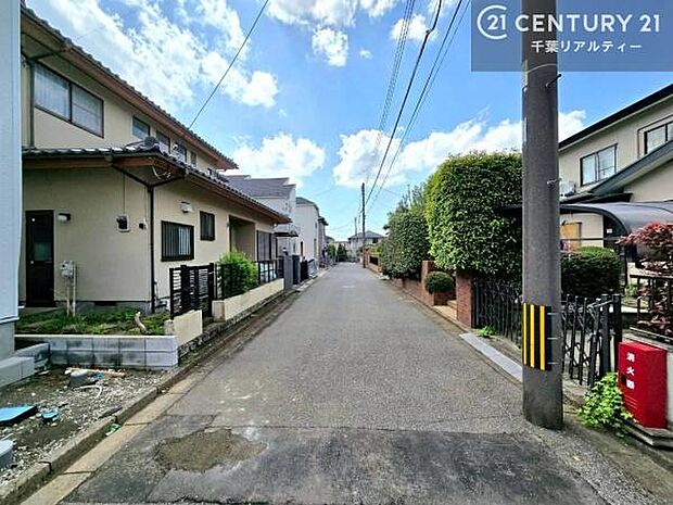 前面道路は6ｍ！陽当り良好な立地です。車庫入れが苦手な方も安心ですね。