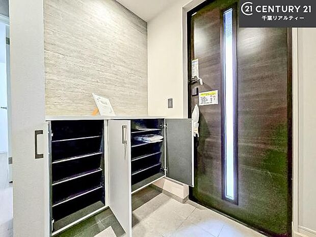 シューズボックス付きなので、玄関が片付きお掃除がしやすいです！スッキリした玄関で戸を開けた瞬間、清潔感のある心地いい空間が出迎えてくれます。