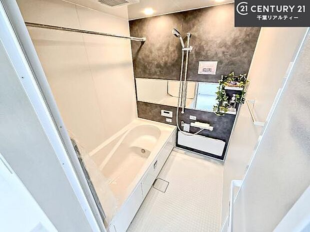 落ち着きある大人の雰囲気のバスルームは、味が出ていてバスタイムが充実！お仕事頑張っているご褒美にお好みの匂いの入浴剤を入れて、楽しんでみてはいかがでしょうか？