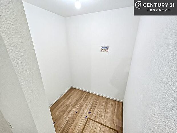 ウォークインクローゼット付きです。たくさんのお洋服などを収納しておけそうですね！他にも扇風機や加湿器など季節物の大きな家電も収納できます！