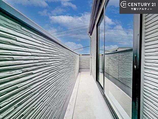 広々としているバルコニーです！お洗濯物を干すのはもちろん風に当たりながらくつろぎタイムが送れます！