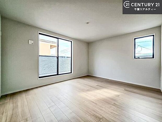 バルコニーに面したお部屋なので明るく開放的です！