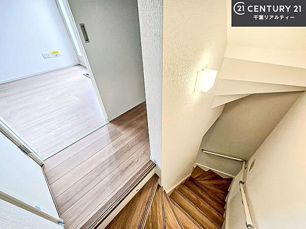 階段は明るく手摺りもついています！お子様やご年配の方も安心してご利用頂けますね！