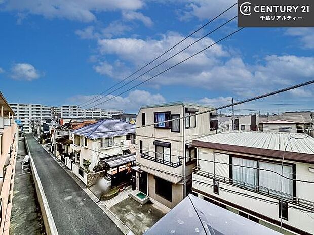 落ち着きある住宅街です！周囲には高い建物がなく、空が広く開放感があり、陽当たりを大きく遮られることもありません！気持ちの良い風が通り抜ける街並みです！