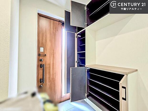 シューズボックス付きなので、玄関が片付きお掃除がしやすいです！スッキリした玄関で戸を開けた瞬間、清潔感のある心地いい空間が出迎えてくれます。