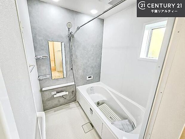 落ち着きある大人の雰囲気のバスルームは、味が出ていてバスタイムが充実！お仕事頑張っているご褒美にお好みの匂いの入浴剤を入れて、楽しんでみてはいかがでしょうか？