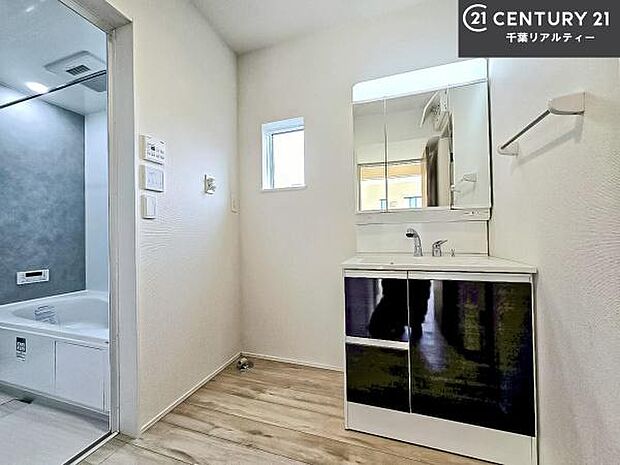 三面鏡仕様の洗面所は、身だしなみがしやすい造り！裏は収納になっています。ドライヤーやお化粧道具を片付けられるので洗面台周りをスッキリと見せることが出来ます！