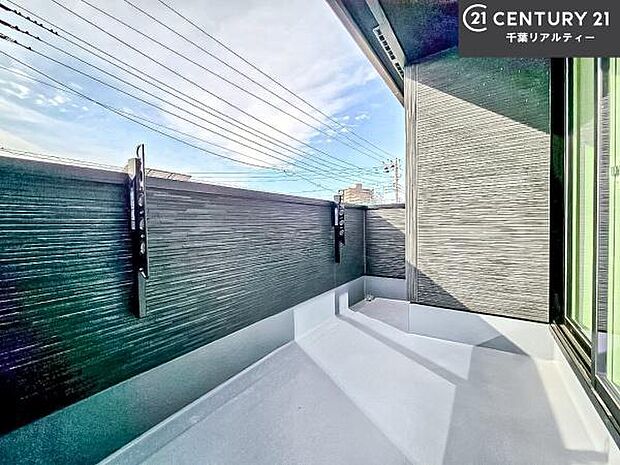 陽当たり良好なバルコニーです！晴れた日には青い空を見渡せる開放的な時間を楽しめます。