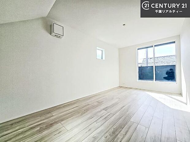 バルコニーに面している洋室です。明るく温もりがあり、換気もしっかりできます！朝起きて、外に出て背伸びをしつつ深呼吸をし良い朝を迎え入れることができます。