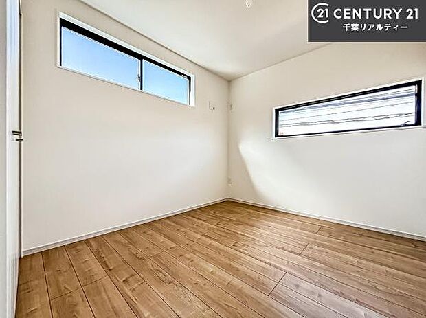 洋室は子供部屋や寝室、色々と用途多彩に利用できますね。収納力もたっぷりなので、広々気持ちよく過ごすことができます！