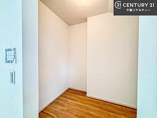 ウォークインクローゼット付きです。たくさんのお洋服などを収納しておけそうですね！他にも扇風機や加湿器など季節物の大きな家電も収納できます。