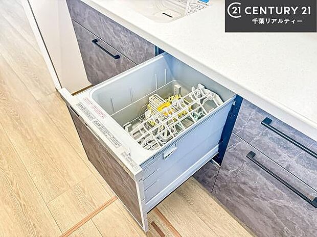 食洗機付きのキッチンです！忙しい時や手荒れ防止として大変活躍する便利な仕様です！ビルトインなのでキッチンの場所を取らず調理スペースを広く使うことが出来ます！
