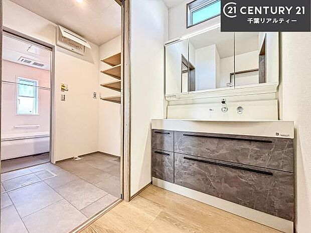 小窓のついた洗面所は、光と風が入りやすく、いつでも快適にお使いいただけます。三面鏡で使い勝手が良く、鏡裏収納も備えておりますので、日用品やスキンケア用品もすっきり整理できます。