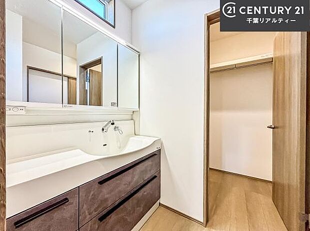 三面鏡仕様の洗面所は、身だしなみがしやすい造り！裏は収納になっています。ドライヤーやお化粧道具を片付けられるので洗面台周りをスッキリと見せることが出来ます！