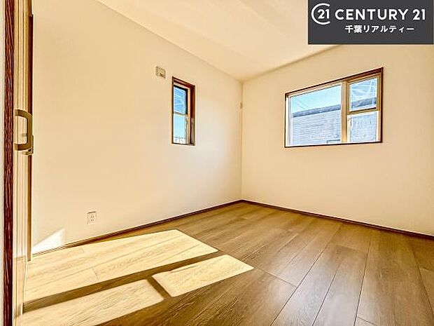 2面採光を確保した明るい室内は、風通しも良く、明るく大変居心地の良い空間となっております。リラックスして過ごせる心地の良いお部屋です！朝の目覚めがスッキリしますね！