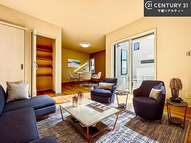 家具はCGパースです。優しい陽だまりがリビングを包んでくれて居心地の良い空間を演出してくれます！自然と家族が集い会話が増える心地よい空間！