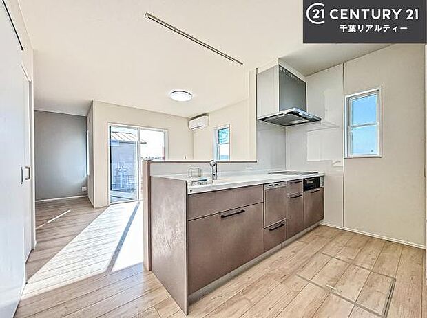 大人気の対面式システムキッチンを採用しています！ご家族のコミュニケーションが自然と増える設計です。お子様にも目が届くので嬉しいですね。収納力もあります！