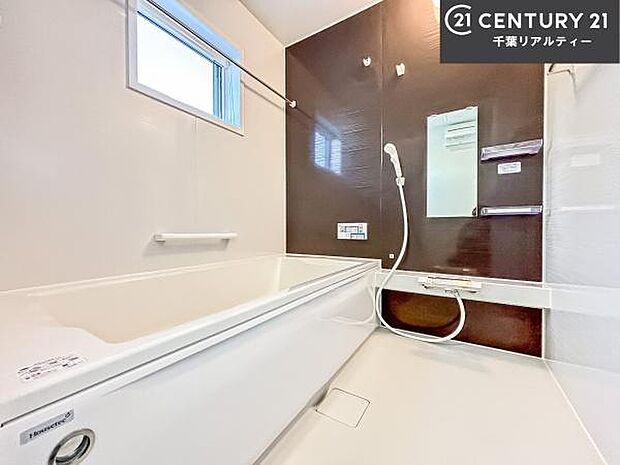 広々バスで一日の疲れをリフレッシュ。足が伸ばせるので、浴槽にもゆったりと浸かれますね！毎日のバスタイムが楽しみになります。