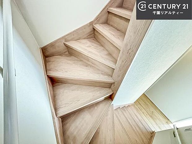 階段は明るく手摺りもついています。お子様やご年配の方も安心してご利用頂けますね。