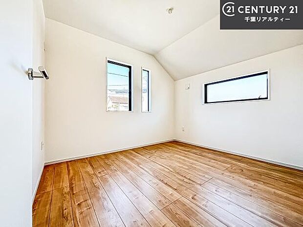 掃き出し窓がないお部屋は、お子様のお部屋としても安心です！収納スペースも充実しているので散らかったお部屋をサッと片付けられます！