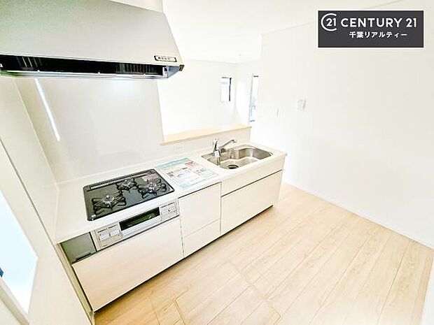 ゆとりある調理スペースで作業がしやすい快適なキッチンです！お子様と一緒にお菓子造りも楽しめる広々スペースです。楽しい調理時間になりそうですね！