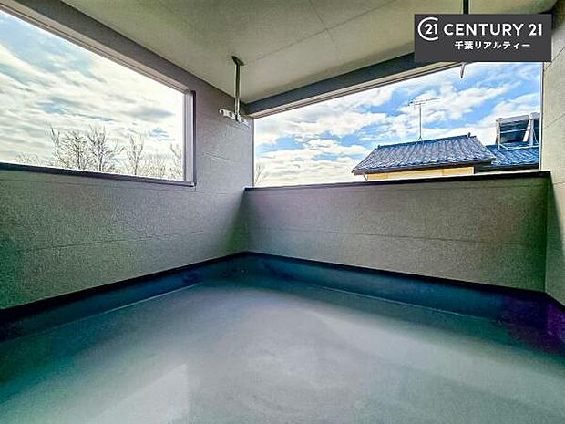 インナーバルコニー！屋根が付いているので、急に雨が降っても濡れにくく安心！強い日差しもカットしてくれるので、お天気の良い日は、お外へ出て深呼吸するのもよさそうです！